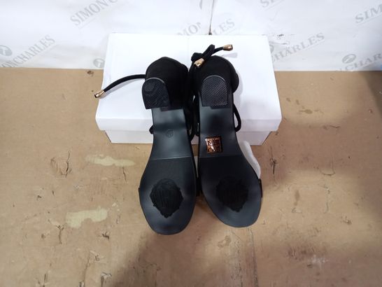 BOXED PAIR OF DESIGNER BLACK HIGH HEELS SIZE 41