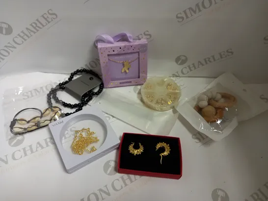 BOX OF APPROX 20 ASSORTED COSTUME JEWELLERY ITEMS INCLUDING EARRINGS, NECKLACES AND BRACELETS