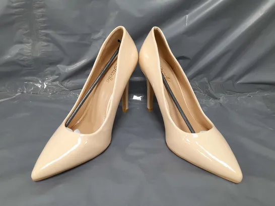 BOXED PAIR OF GIZELLE POINTED TOE HEELED SHOES IN BEIGE EU SIZE 40