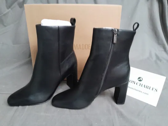 BOXED PAIR OF STEVE MADDEN ADELISA BLACK BOOTS - UK 8