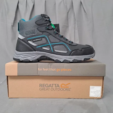 BOXED PAIR OF REGATTA LADY VENDEAVOUR BOOTS IN BLACK/BLUE UK SIZE 7