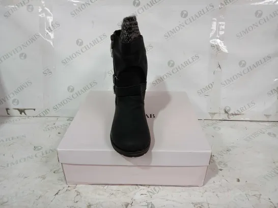 BOXED PAIR OF JUST FAB ANKLE BOOTS IN BLACK SIZE 9