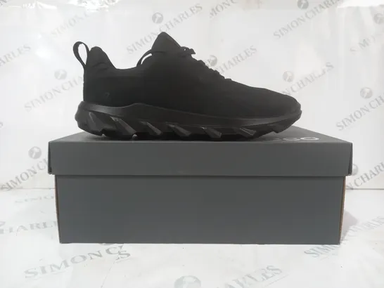 BOXED PAIR OF ECCO SHOES IN BLACK UK SIZE 8-8.5