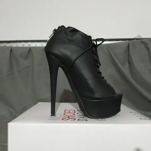 APPROXIMATELY 10 BOXED PAIRS OF ELLE SIRE HEELED PLATFORM OPEN TOE BOOTS IN VARIOUS SIZES TO INCLUDE SIZE 7 