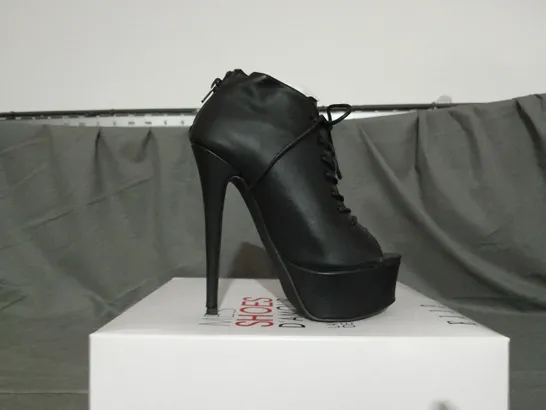 APPROXIMATELY 10 BOXED PAIRS OF ELLE SIRE HEELED PLATFORM OPEN TOE BOOTS IN VARIOUS SIZES TO INCLUDE SIZE 7 