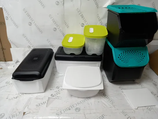 BOX OF APPROX 10 ASSORTED TUPPERWARE TO INCLUDE ULTIMATE SMART BUNDLE, BREADSMART JUINOR, ETC.