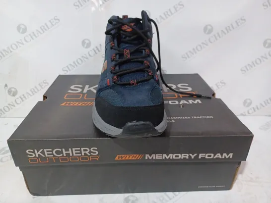 BOXED SKECHERS MEN'S OAK CANYON MID TOP LACE BOOTS, NAVY - SIZE 9