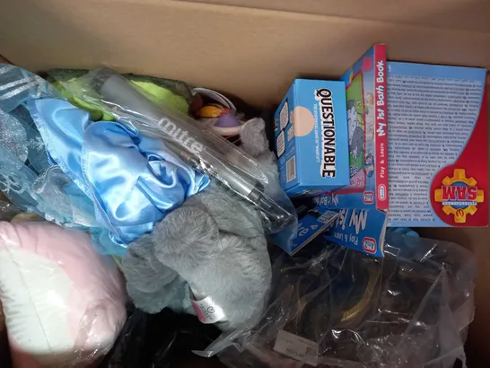 BOX OF APPROXIMATELY 10 ASSORTED TOYS AND GAMES TO INCLUDE UNIQUE EYES DOLL, FUNKO SODA BATMAN BEYOND FIGURE, IT'S BANANAS GAME, ETC