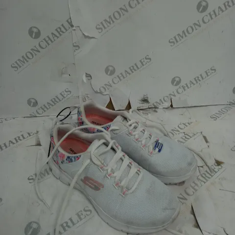 UNBOXED PAIR OF SKETCHERS 4.0 LACE UP TRAINERS WHITE SIZE 5