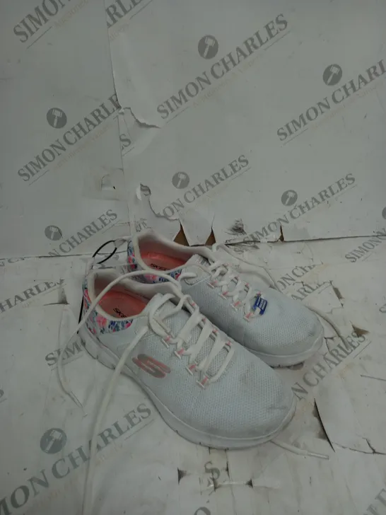 UNBOXED PAIR OF SKETCHERS 4.0 LACE UP TRAINERS WHITE SIZE 5