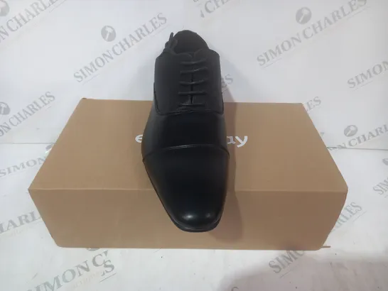 BOXED PAIR OF EVERYDAY LACE UP SHOES IN BLACK SIZE 10