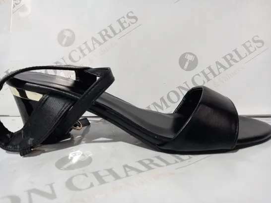 BOXED PAIR OF DESIGNER OPEN TOE LOW BLOCK HEEL SANDALS IN BLACK EU SIZE 42