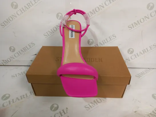 BOXED PAIR OF STEVE MADDEN OPEN TOE STILETTO HEELED SANDALS IN HOT PINK UK SIZE 7