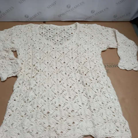 LOT OF APPROXIMATELY 18 AS NEW CROCHET PULL V-NECK JUMPERS - SIZE UNSPECIFIED