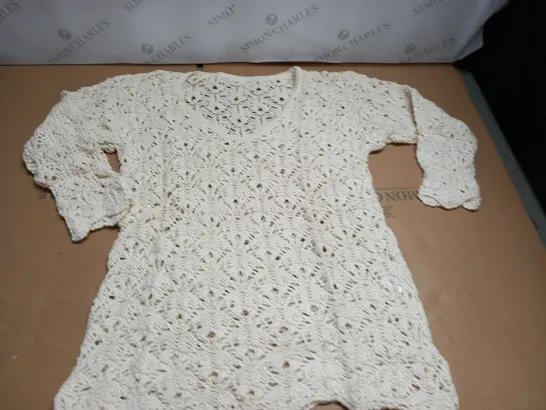 LOT OF APPROXIMATELY 18 AS NEW CROCHET PULL V-NECK JUMPERS - SIZE UNSPECIFIED