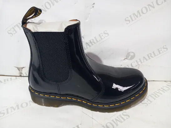 BOXED PAIR OF DR MARTENS BOOTS IN BLACK UK SIZE 7