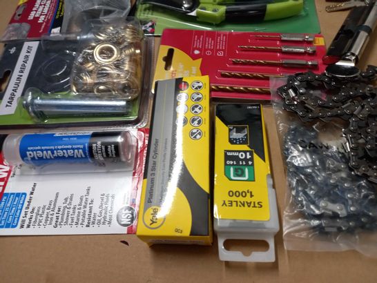 LOT OF 18 ASSORTED DIY AND TOOL ITEMS TO INCLUDE YALE CYLINDER LOCK, CHAINSAW BLADES AND CARBON TIPPED ROUTER TIPS
