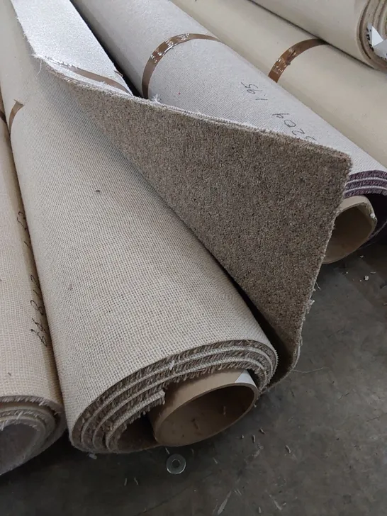 ROLL OF QUALITY DIM HEATHERS CARPET // SIZE: APPROX. 5 X 2.34m