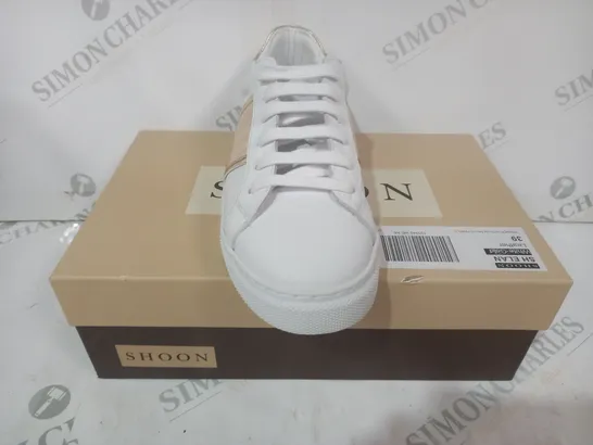 BOXED PAIR OF SHOON LACE UP TRAINERS IN WHITE/METALLIC GOLD SIZE 6