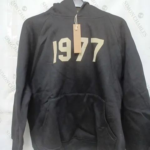 ESSENTIALS 1977 LOGO HOODIE - M