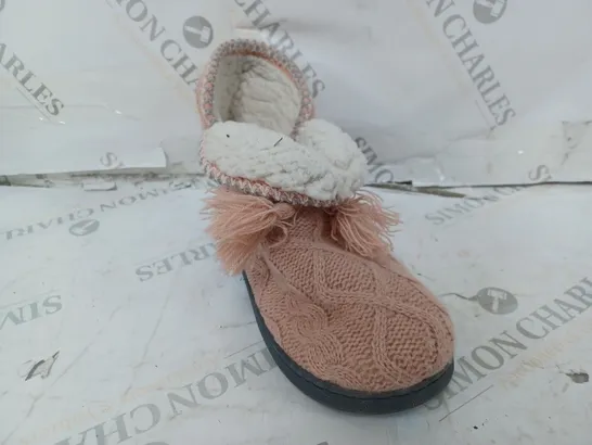 2 PAIRS OF MUKLUKS SLIP ON FLEECE/KNIT EFFECT SLIPPERS IN SALMON PINK SIZE 6, GREY SIZE 8