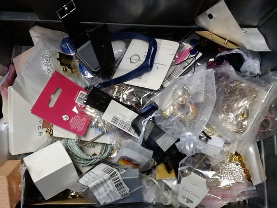 LOT OF A LARGE QUANTITY ASSORTED ITEMS OF JEWELLERY TO INCLUDE EARRINGS, WATCH STRAPS, NECKLACES, ETC
