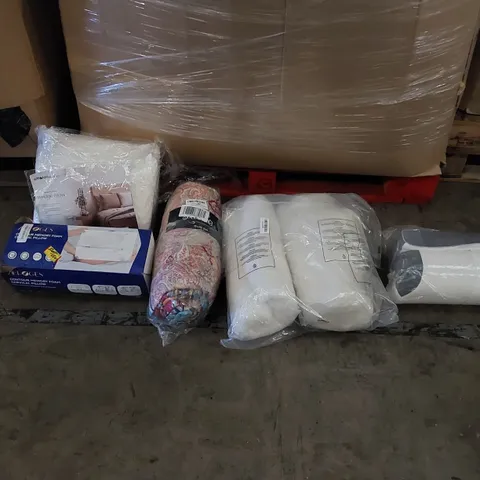 PALLET OF ASSORTED ITEMS INCLUDING: BEDDING AND CUSHIONS 