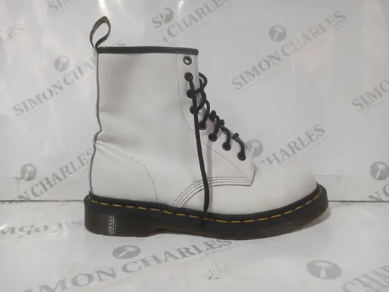 PAIR OF DR MARTENS ANKLE BOOTS IN WHITE UK SIZE 5