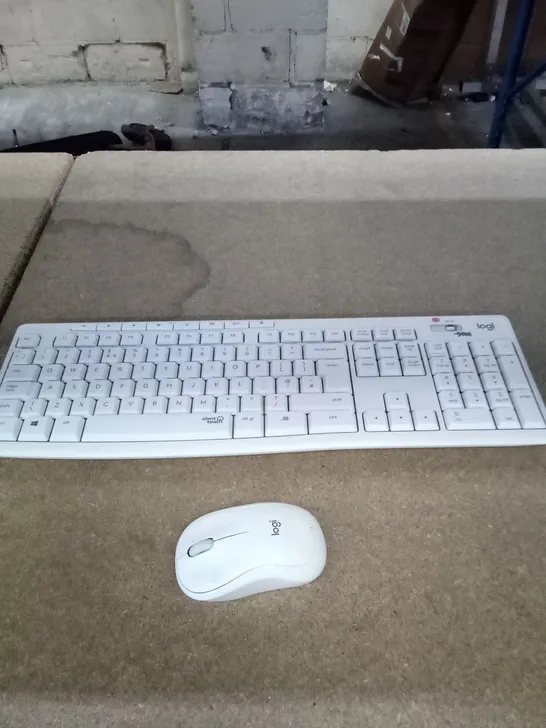 LOGITECH WIRELESS KEYBOARD AND MOUSE - WHITE