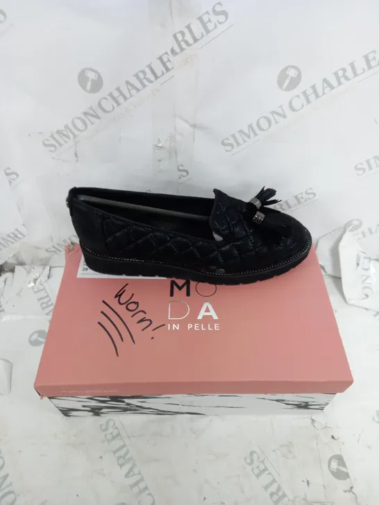 BOXED PAIR OF MODA IN PELLE EMMERSON BLACK SIZE 6