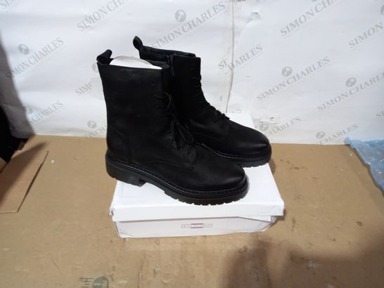 BOXED PAIR OF 5TH AVENUE BLACK BOOTS SIZE 41