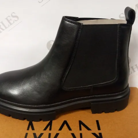 BOXED MAN TRZ-RUGGED CHELSEA BOOT SIZE 7