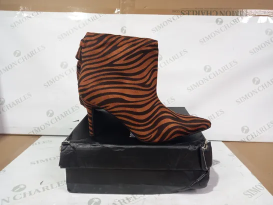 BOXED PAIR OF PRETTY LITTLE THING FAUX SUEDE POINTED TOE STILETTO HEEL KNEE HIGH BOOTS IN BURNT SIENNE COLOURED ZEBRA PRINT SIZE 7