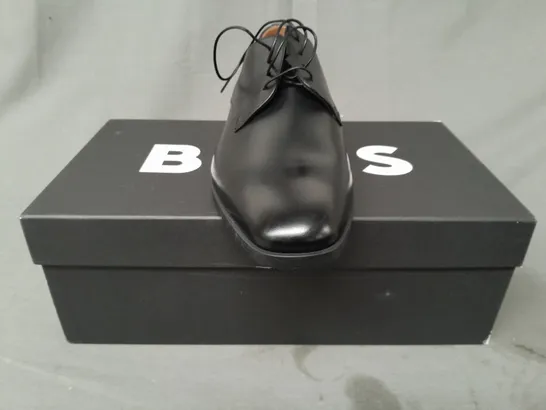 BOXED PAIR OF BOSS DRESS SHOES IN BLACK UK SIZE 8