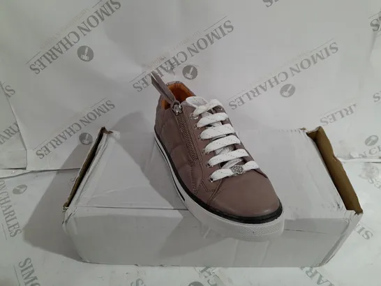 BOXED MODA IN PELLE BAYLEN LEATHER TRAINERS IN TAUPE SIZE 6