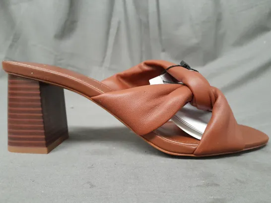 BOXED PAIR OF MNG OPEN TOE BLOCK HEEL SANDALS IN CHOCOLATE UK SIZE 5