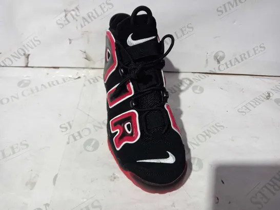 BOXED PAIR OF NIKE AIR SNEAKERS IN BLACK/RED UK SIZE 7.5