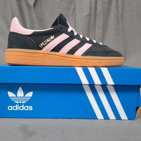 BOXED PAIR OF ADIDAS HANDBALL SPEZIAL W SHOES IN COAL/PINK UK SIZE 4