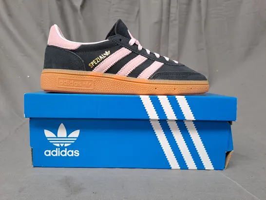 BOXED PAIR OF ADIDAS HANDBALL SPEZIAL W SHOES IN COAL/PINK UK SIZE 4