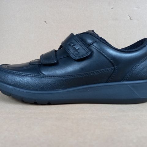 BOXED PAIR OF CLARKS SCAPE FLAIR KIDS BLACK LEATHER SHOES SIZE 33EU