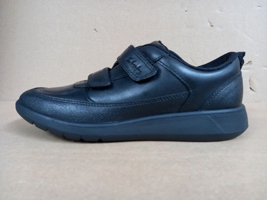 BOXED PAIR OF CLARKS SCAPE FLAIR KIDS BLACK LEATHER SHOES SIZE 33EU