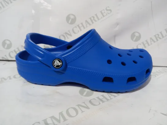 PAIR OF CROCS CLASSIC CLOGS IN BLUE UK SIZE M5/W6