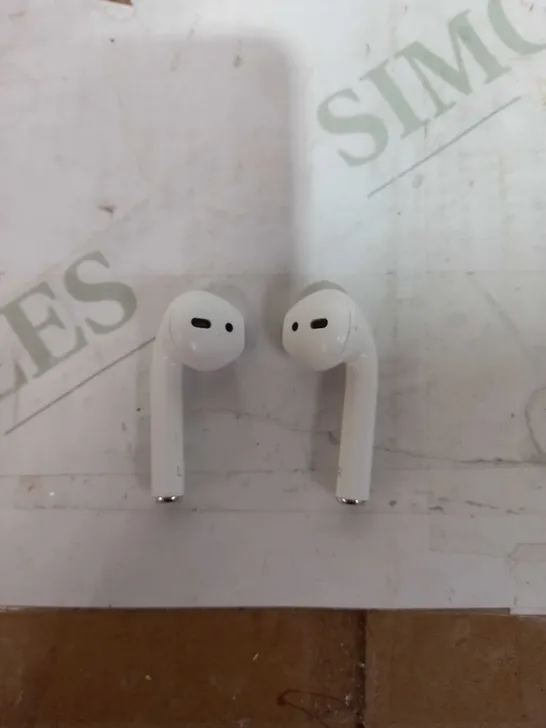 APPLE AIRPODS WITH CHARGING CASE AND LIGHTNING CABLE