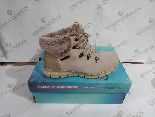 BOXED PAIR OF SKECHERS SYNERGY BOOTS NATURAL SIZE 6