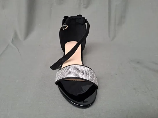 BOXED PAIR OF DESIGNER OPEN TOE LOW HEEL SANDALS IN BLACK W. JEWEL EFFECT EU SIZE 33