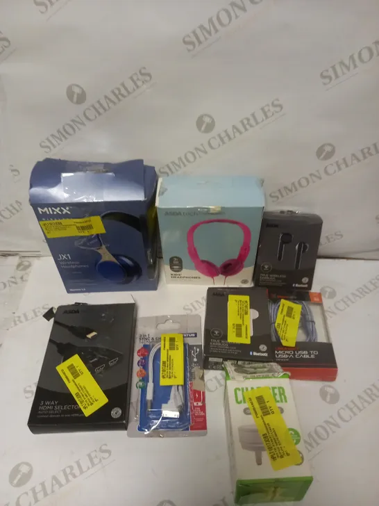 BOX OF APPROXIMATELY 20 ASSORTED ELECTRICAL PRODUCTS TO INCLUDE MIXX WIRELESS HEADPHONES, HDMI SELECTOR, CHARGING CABLES ETC 