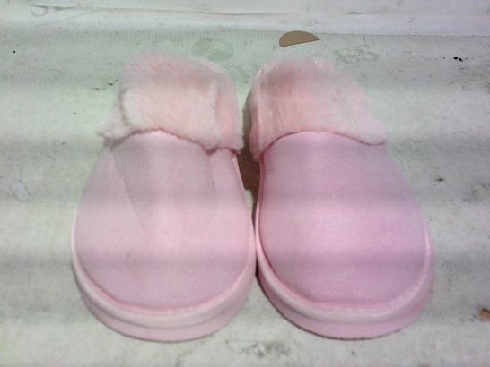 BOXED PAIR OF SLEEP BOUTIQUE SLIPPERS (PINK, FLUFFY INSIDE), SIZE 6 UK