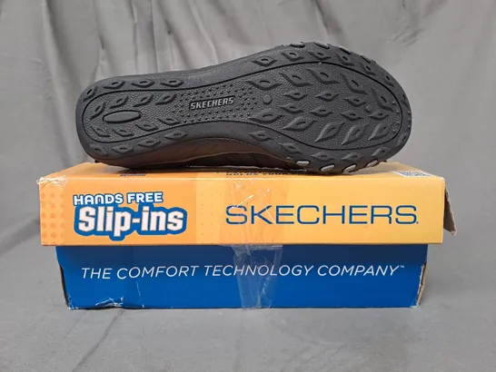 BOXED PAIR OF SKECHERS SLIP-INS IN BLACK SIZE 5.5