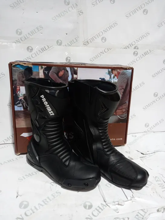 BOXED PAIR OF PROFIRST SIZE 9 MOTORCYCLE BOOTS 