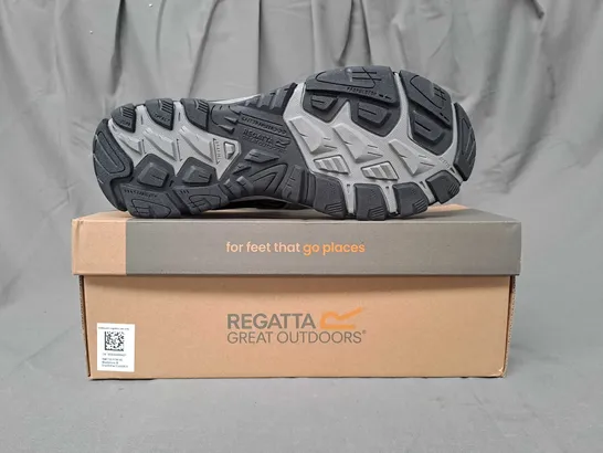 BOXED PAIR OF REGATTA MEN'S WESTSHORE 3 SHOES IN GREY/BLACK UK SIZE 10